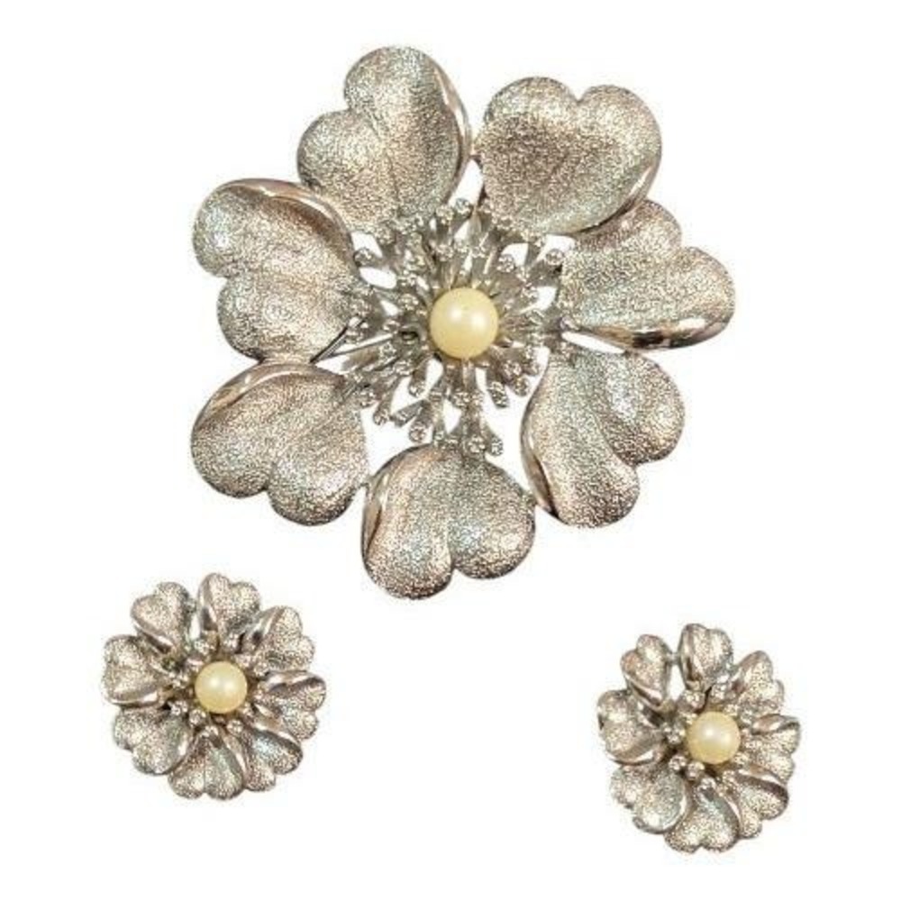 vintage Amerique Flower- Brooch‎  Clip-On Earrings Faux Pearls silver tone